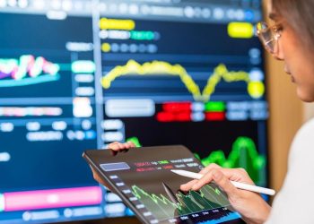 FTSE 100 Climbs Above 10,000 Points: Key Milestone and Strong 2025 Performance